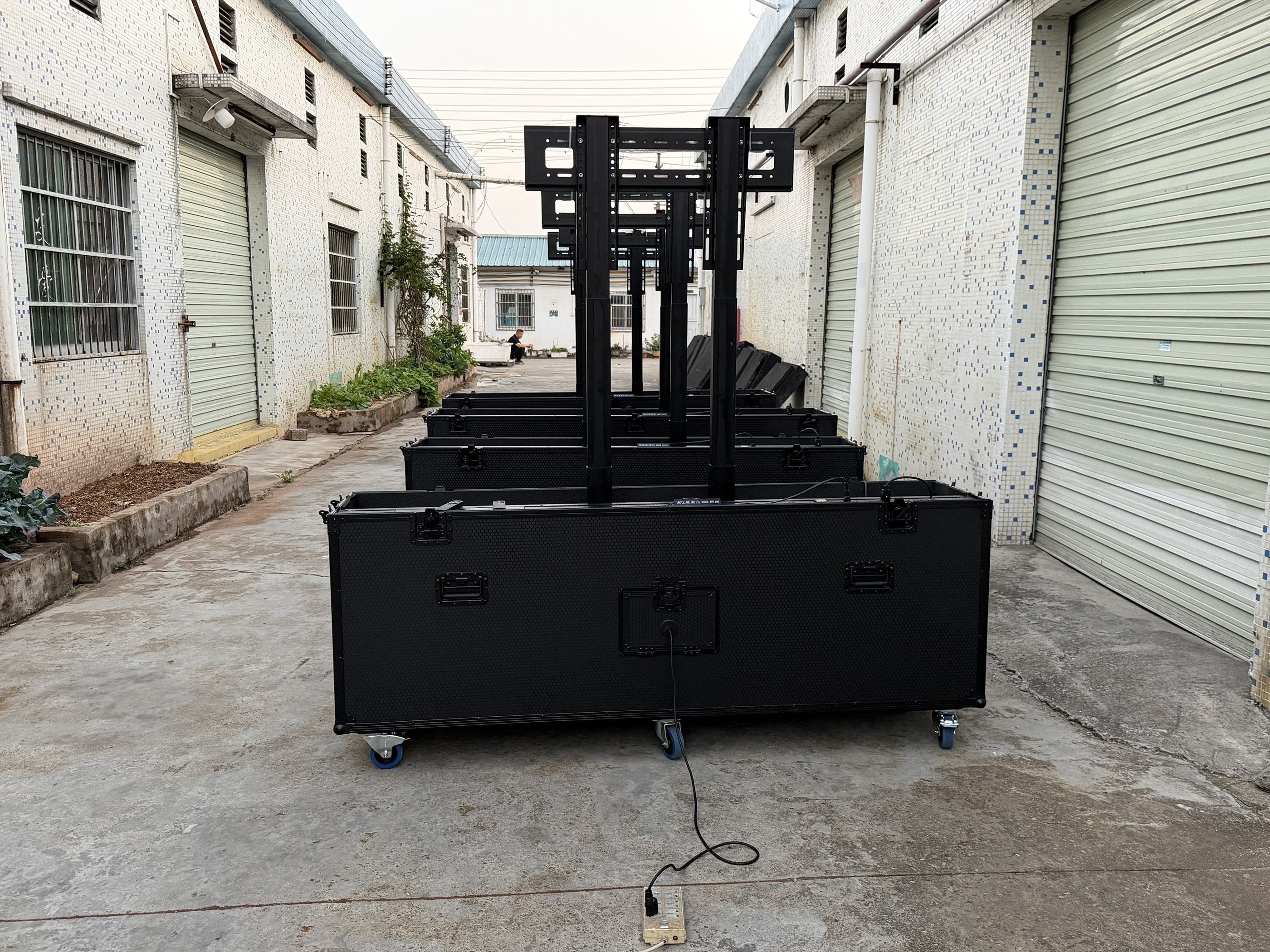 All Black Motorised TV Lift Flight Case for 85-100inch Screens with Double Lifting Posts