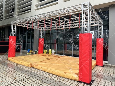 Obstacle Course Racing UIPM Obstacle 12. Swinging globes