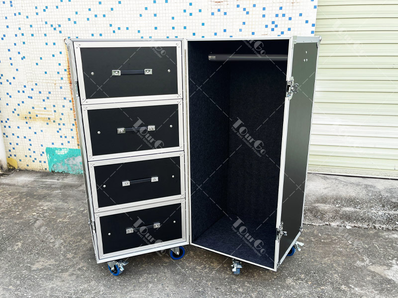 1Wardrobe Cases and Trunks