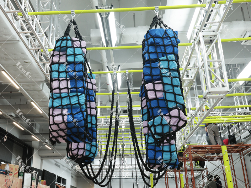 1 CARGO TUBE NET WITH BALLS