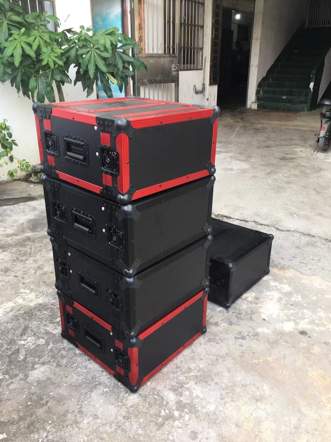 13flight case for wireless microphone