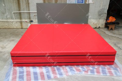 16landing crash mats
