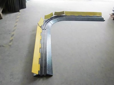 2 channel Rubber Cable Ramp 30° Turn (2)