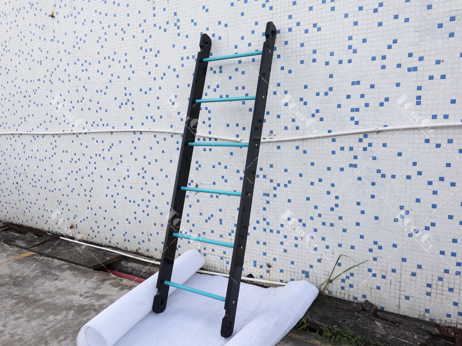 21hanging ladder