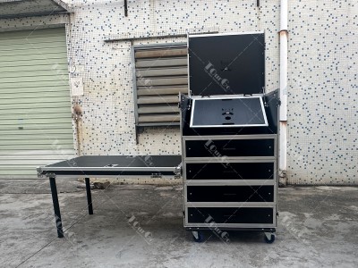 2 flight case with 4 drawers