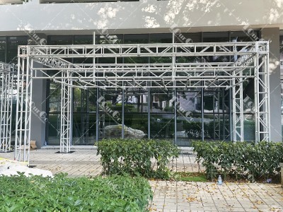 UIPM Obstacle 11. Monkey bars