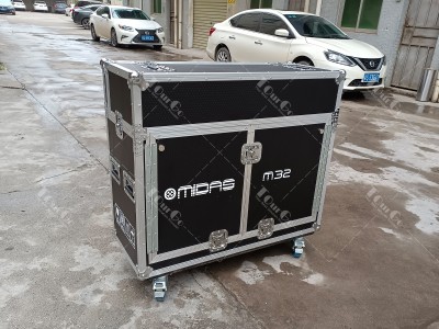 24Flight case for Midas M32
