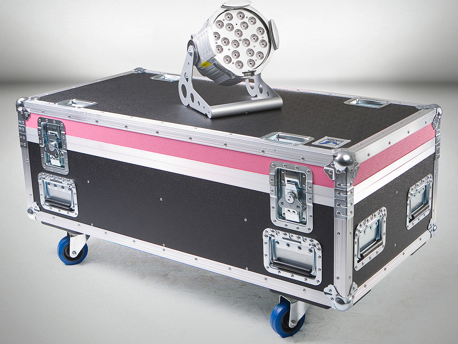 25Litecraft AT3 LED Studio PAR PRO Flightcase