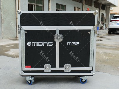 2Flight case for Midas M32