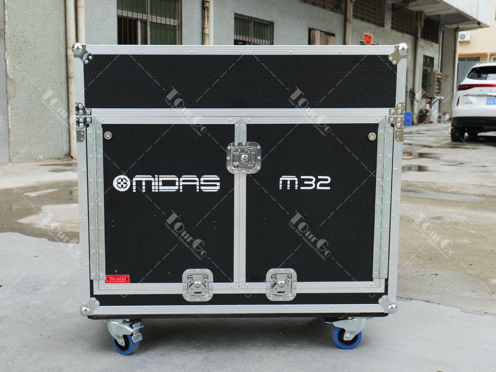 2Flight case for Midas M32