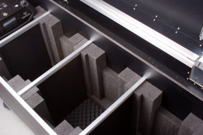27The Chauvet Maverick Flightcase in the conventional version offers space for four moving heads and has a large accessory compartment that extends the entire length of the Flightcases .