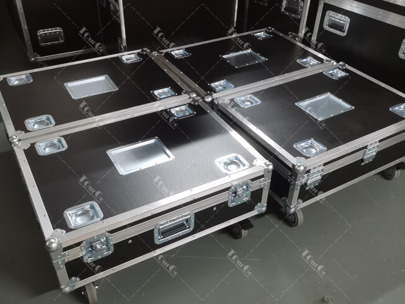 flight case for 8 x AVIOM3