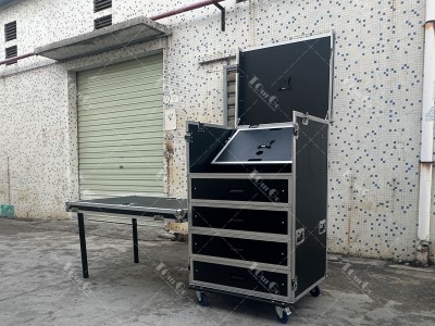 3 flight case with 4 drawers