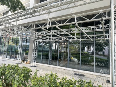 UIPM Obstacle 11. Monkey bars