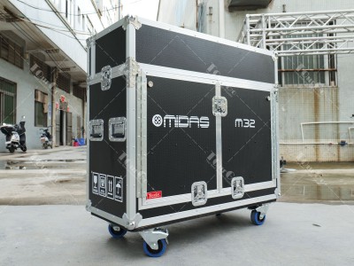 3Flight case for Midas M32