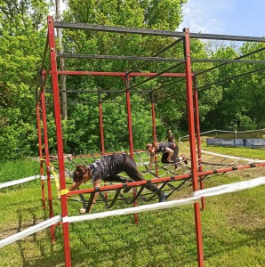 4 Ninja Climbing over net