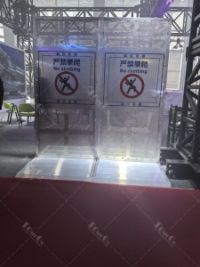CROWD BARRIER