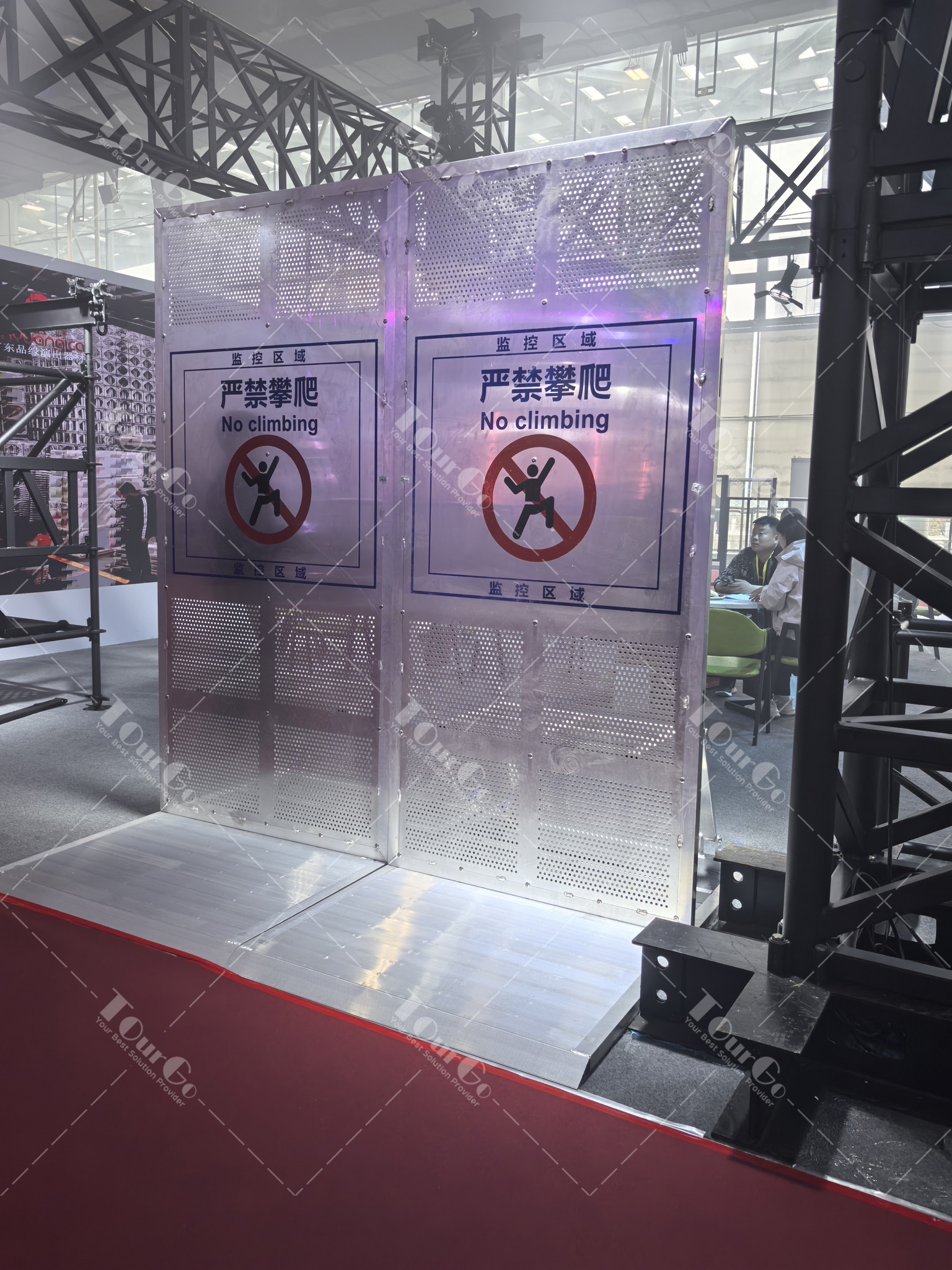 CROWD BARRIER