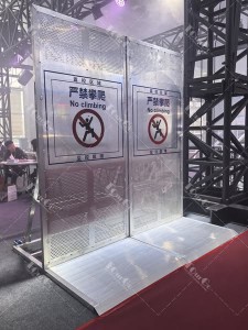 CROWD BARRIER