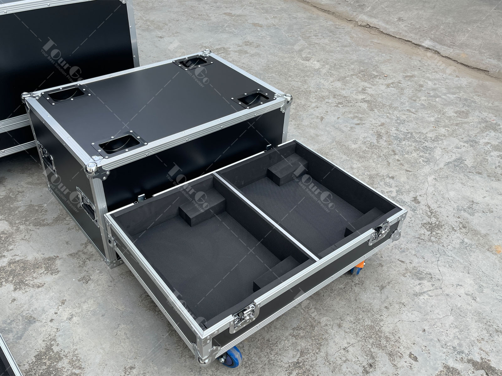 Line Array Flight Case for 4 RCF HDL6-A HDL26-A Speakers W/Wheels