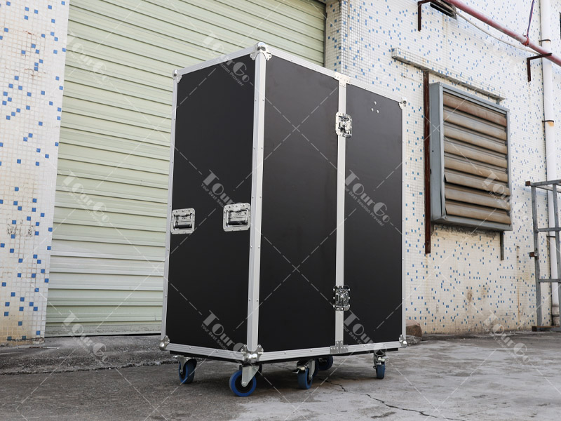 4 Wardrobe Cases and Trunks