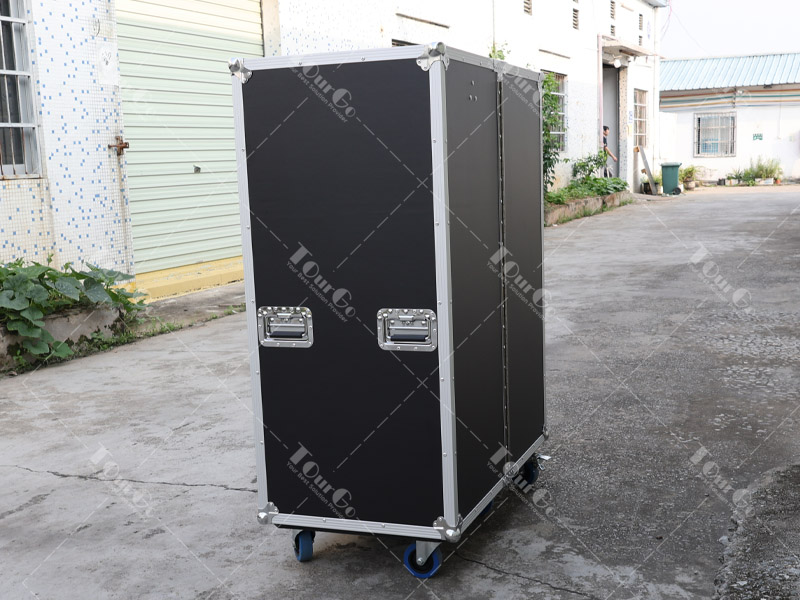 5 Wardrobe Cases and Trunks