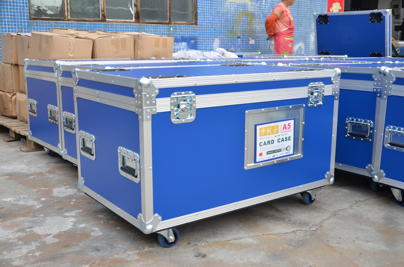 Flight Cases for 20pcs TV Panels with 20pcs power supply and remote