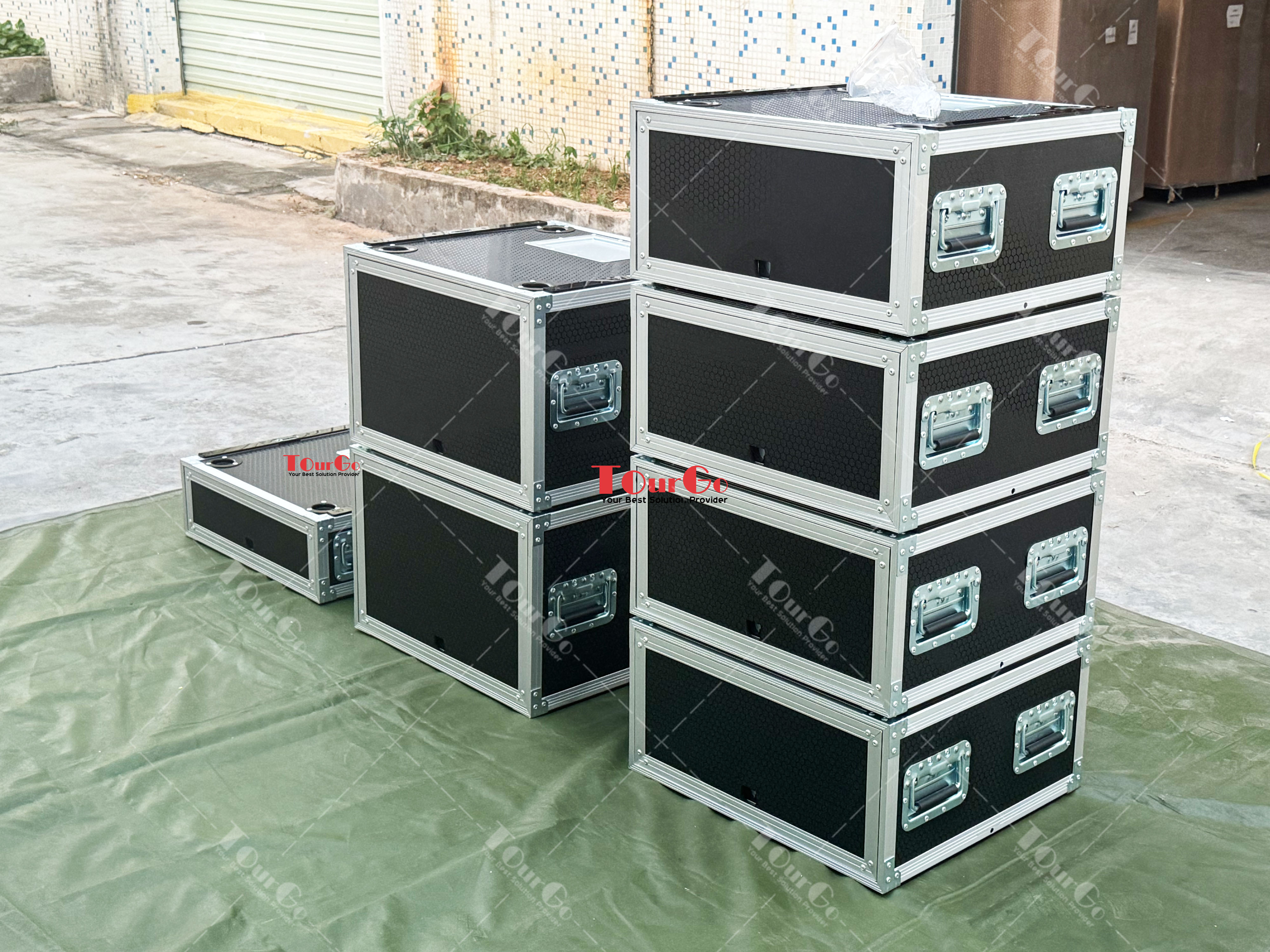 https://www.tourgosolution.com/slam-door-rack-case/24x30-2u-4u-6u-8u-rack-mount-road-cases-slam-door-rack-case.html