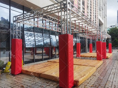 What Obstacles Are Included in a Complete Modern Pentathlon Obstacle Course?