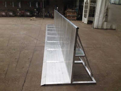 Crowd-Control-Barrier