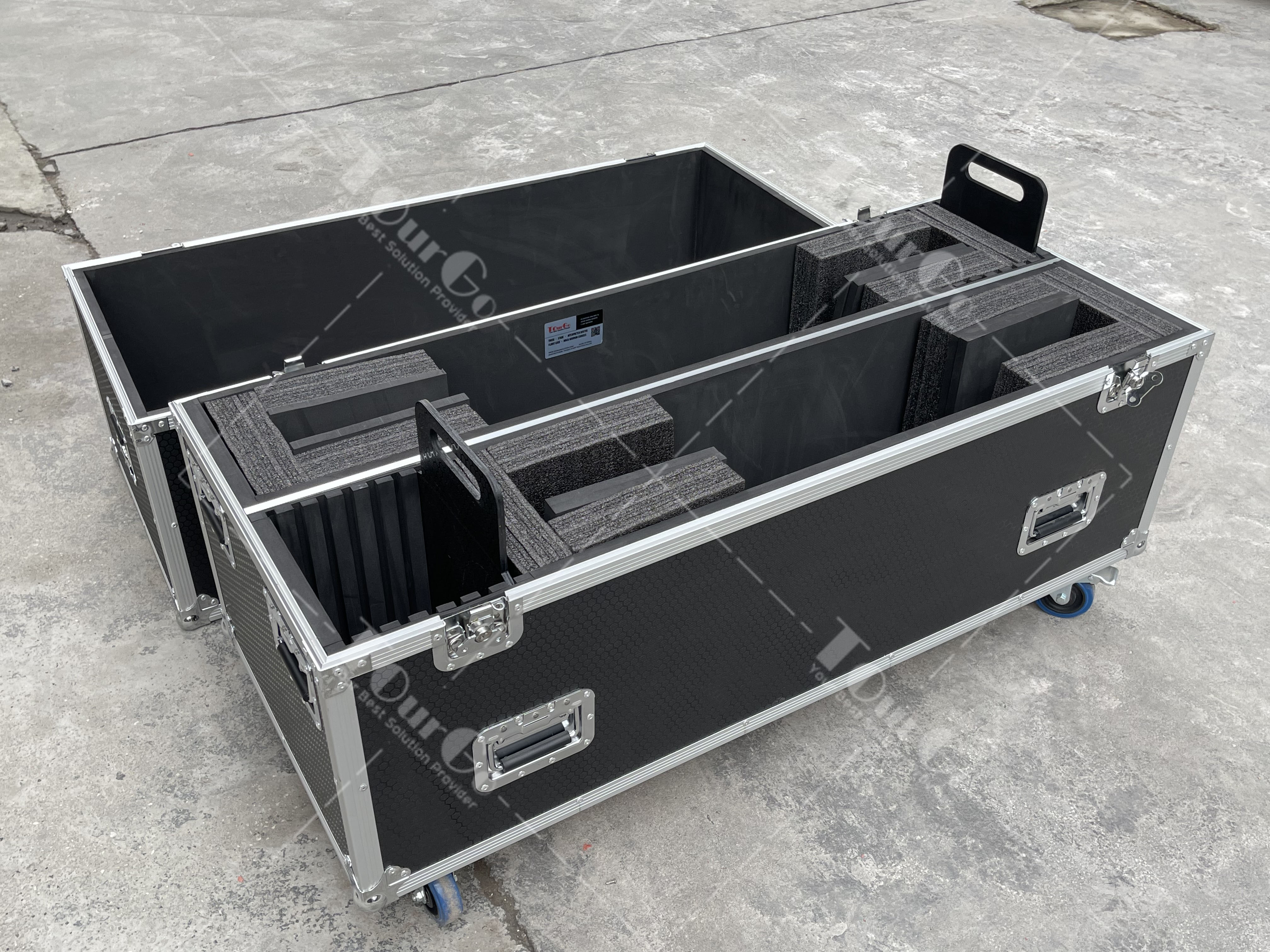 https://www.tourgosolution.com/products/dual-32-55-universal-adjustable-lcdledplasma-tv-flight-case-with-4-wheels.html